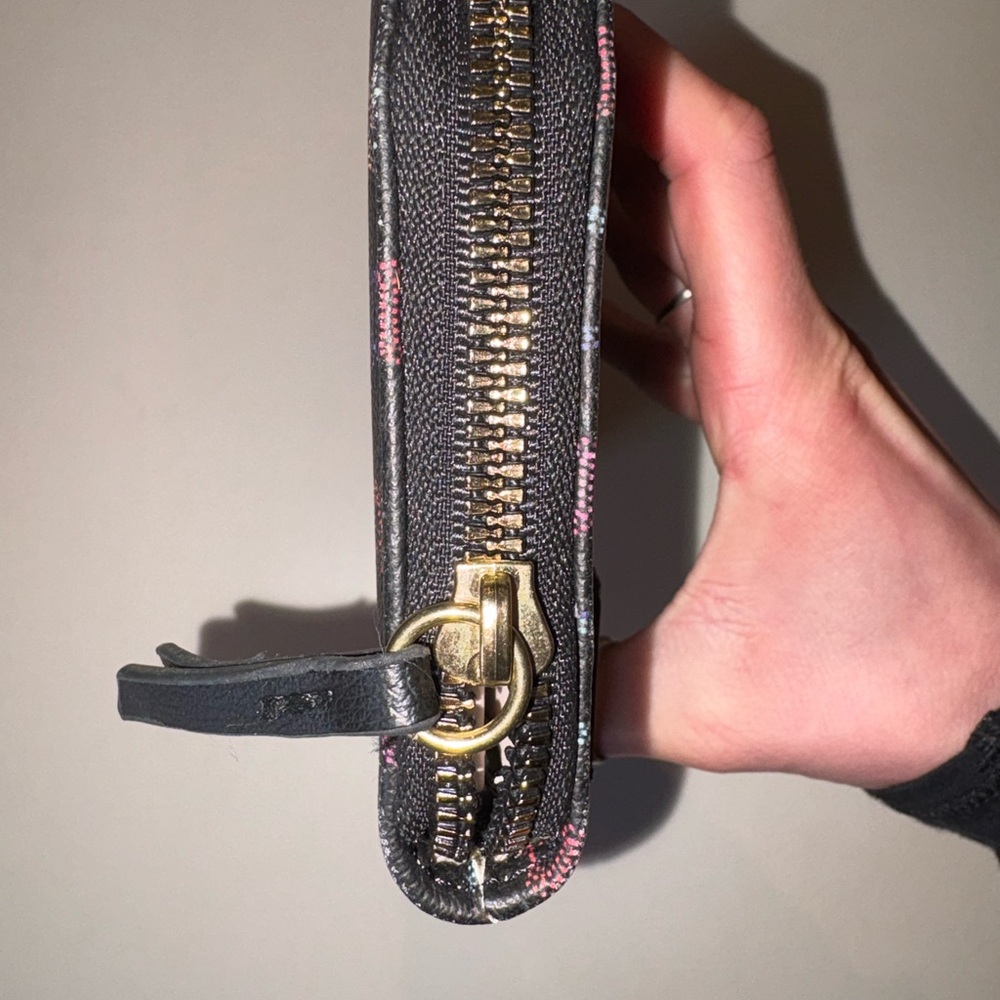 Juicy Couture Black Multicolor Logo Zip Wallet - Picture 2 of 10